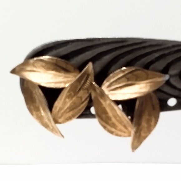 Vintage Bergere Mid Century Three Leaf Gold Tone Clip Earrings - Picture 5 of 6